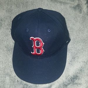 Cap hat that have a B